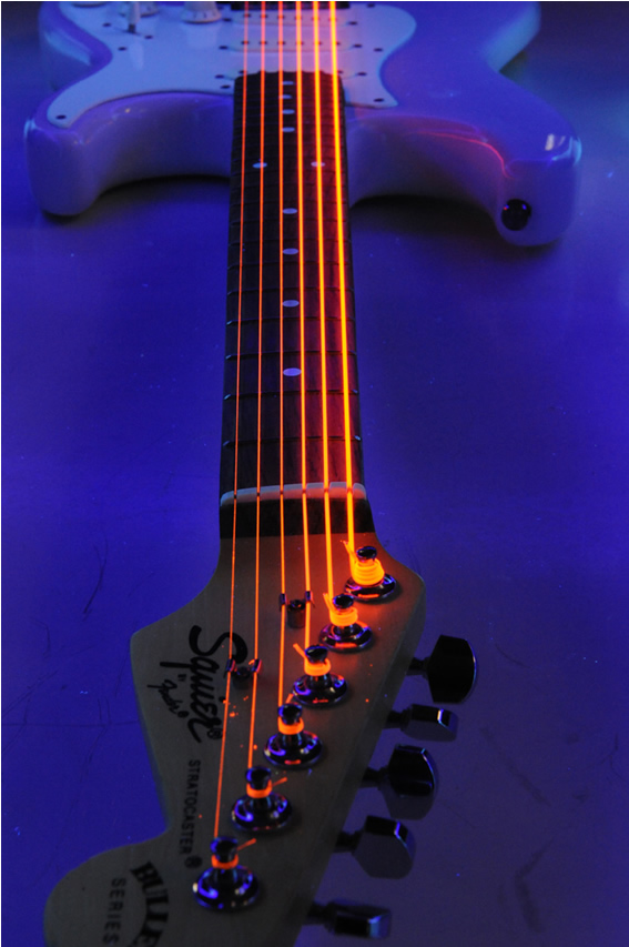 ブラックライトに反応するDR Stringsのギター弦「NEON」が超スペクタクルでセクシー【ギターニュース.com】